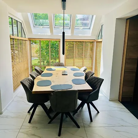 Modernes Premium Mit Gartenidylle *